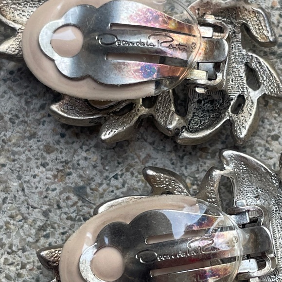 VINTAGE OSCAR DE LA RENTA SILVER TONE CLIP ON EARRINGS - Picture 2 of 2